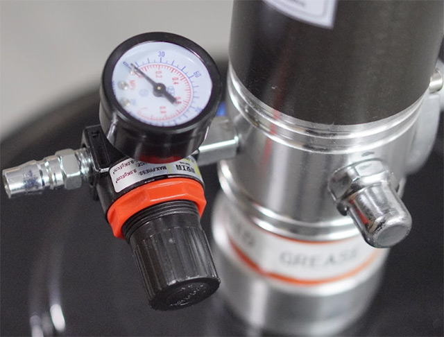 Đồng hồ đo áp đảm bảo áp suất của máy