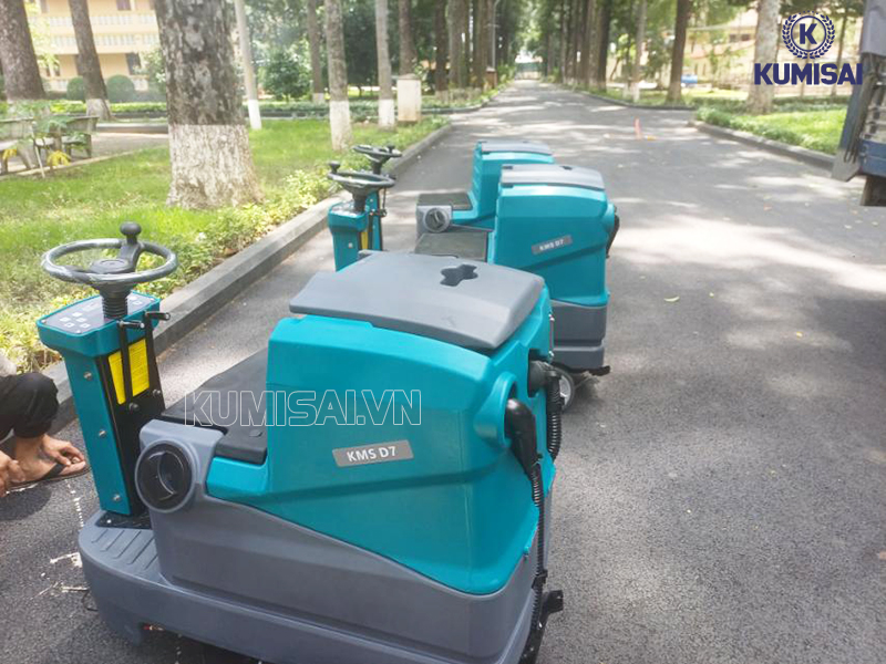 Cận cảnh máy chà sàn Kumisai KMS D7 