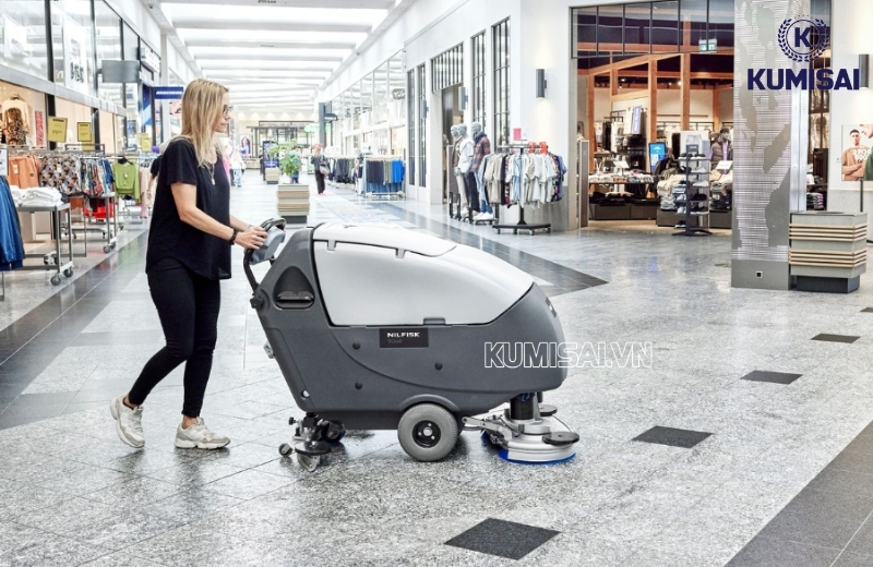 Máy chà sàn Nilfisk trang bị tay đẩy tiện lợi