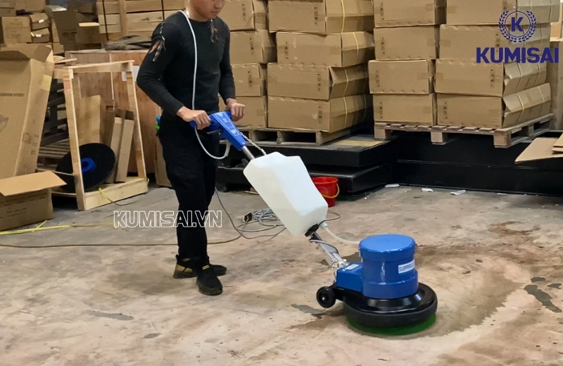 Máy có lực chà mạnh nhờ trang bị thêm tạ sắt