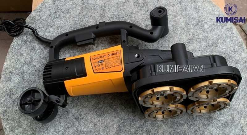 Máy có thiết kế nhỏ gọn, dễ thao tác khi mài nền bê tông