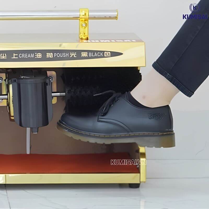 Máy tự động kích hoạt khi giày chạm vào chổi đánh bóng