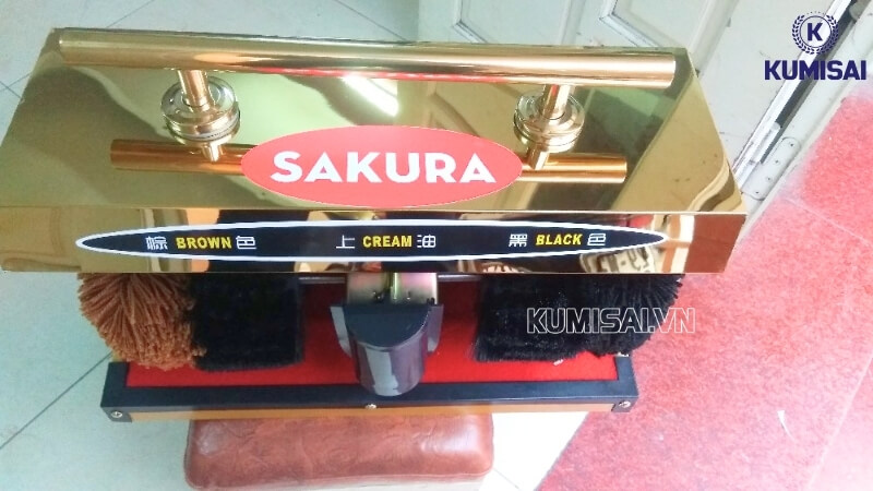Trang bị hộp đựng xi và hệ thống chổi đánh bóng hiện đại