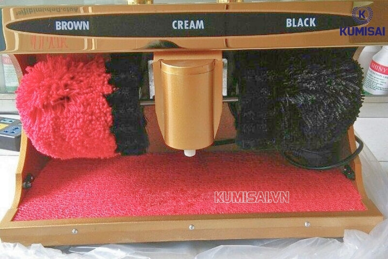 Trang bị hộp chứa xi và hệ thống chổi đánh bóng hiện đại