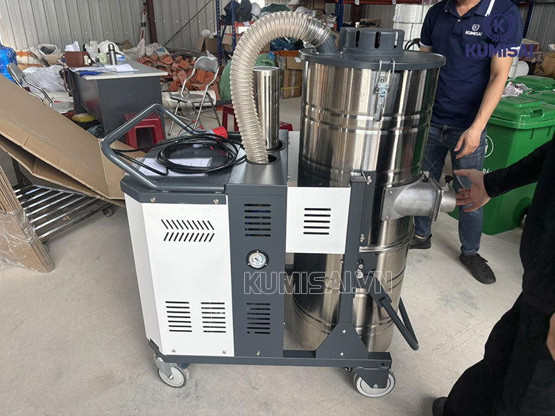 Thiết kế máy hút bụi Kumisai KMS 300 hiện đại, tiện dụng 