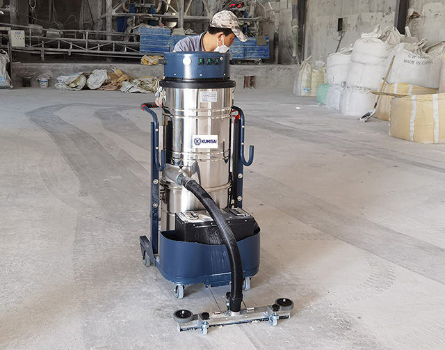 Máy hút bụi công nghiệp chạy acquy Kumisai KMS67 chính hãng