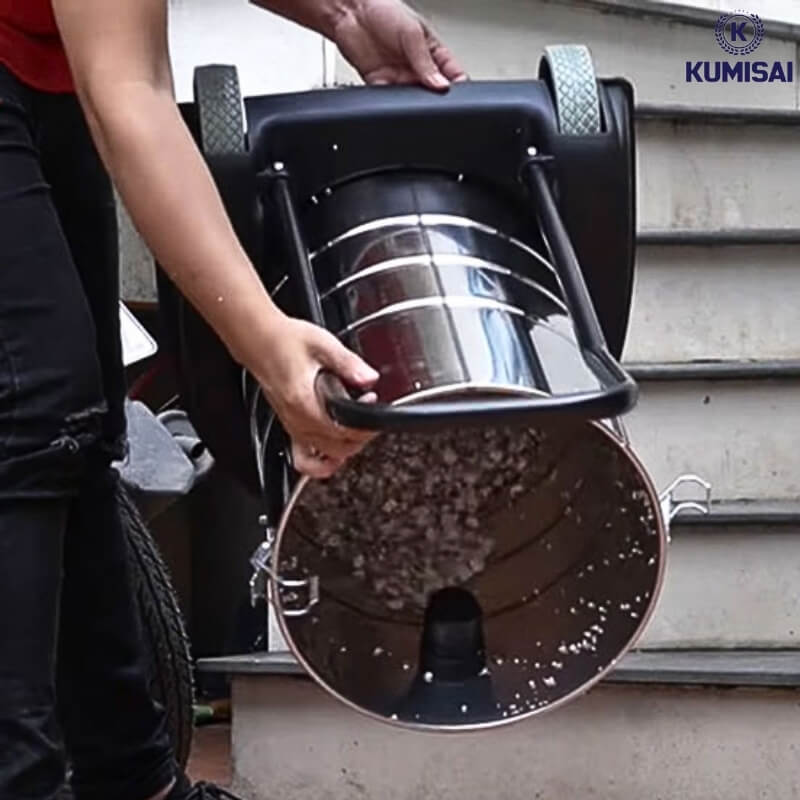 Đổ rác ngay sau mỗi ca làm việc và vệ sinh thùng chứa Đổ rác ngay sau mỗi ca làm việc và vệ sinh thùng chứa