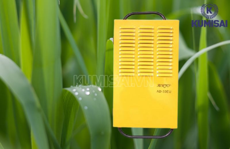 Máy kéo không khí ẩm vào trong, tách nước và đẩy khí khô ra ngoài