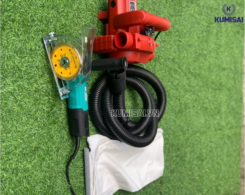 Máy mài cầm tay tích hợp tính năng hút bụi tiện lợi, giúp hạn chế bụi phát tán khi mài