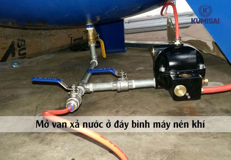 Mở van xả nước cho bình chứa khí nén