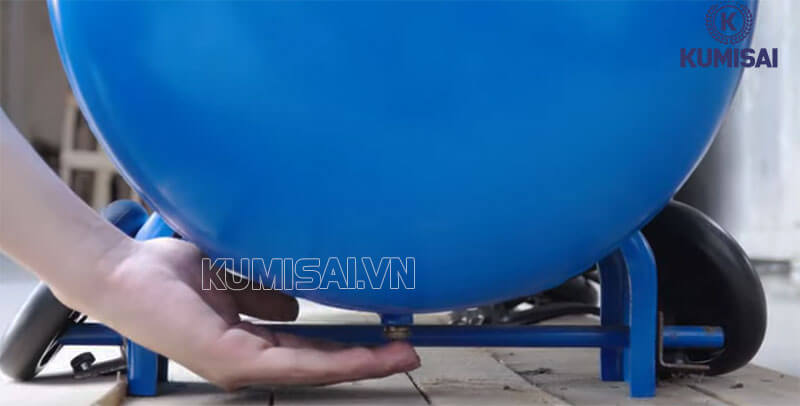 Mở van để nước đọng trong bình chứa khí nén 