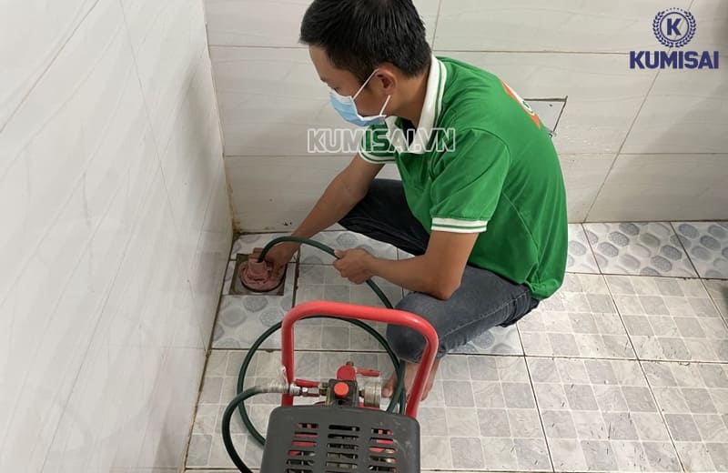 Luồn ống hơi vào cống và bịt kín các cống khác