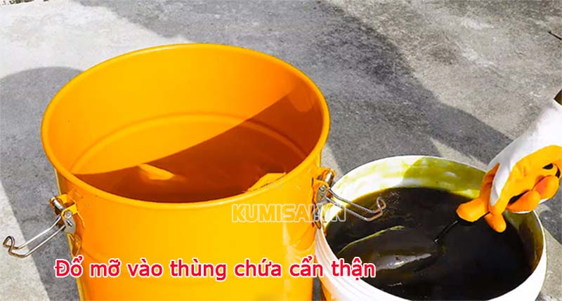 Mở thùng và nạp mỡ vào thùng chứa