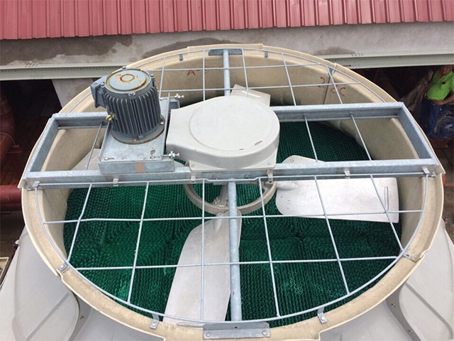 Mô tơ được lắp đặt phía trên đỉnh tháp giải nhiệt
