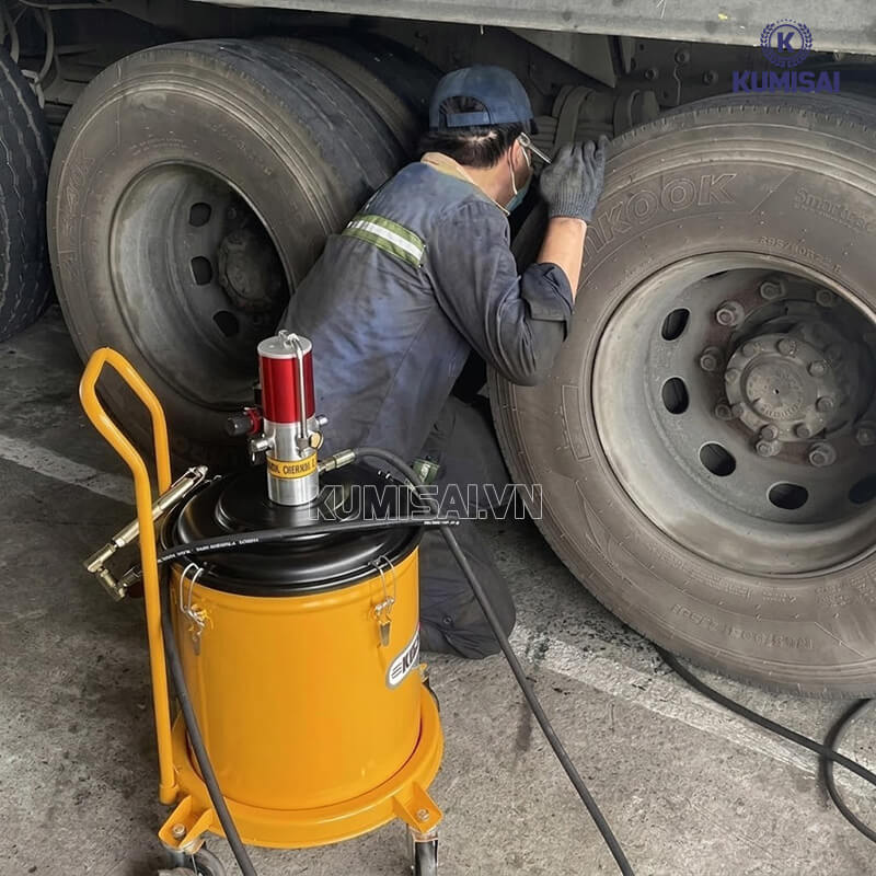Chọn mua máy bơm mỡ xe tải phù hợp với nhu cầu công việc
