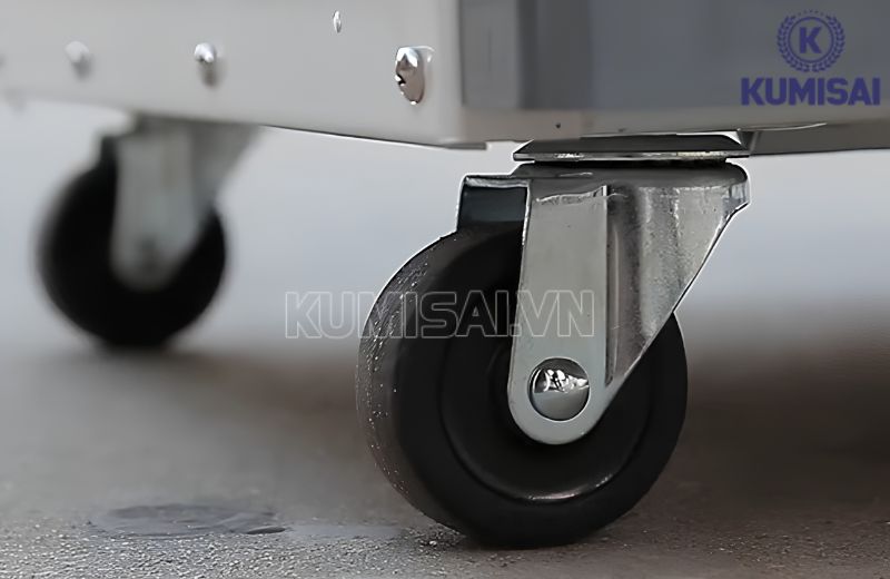 Ngoài các bộ phận chính, máy còn có bánh xe hỗ trợ di chuyển Ngoài các bộ phận chính, máy còn có bánh xe hỗ trợ di chuyển