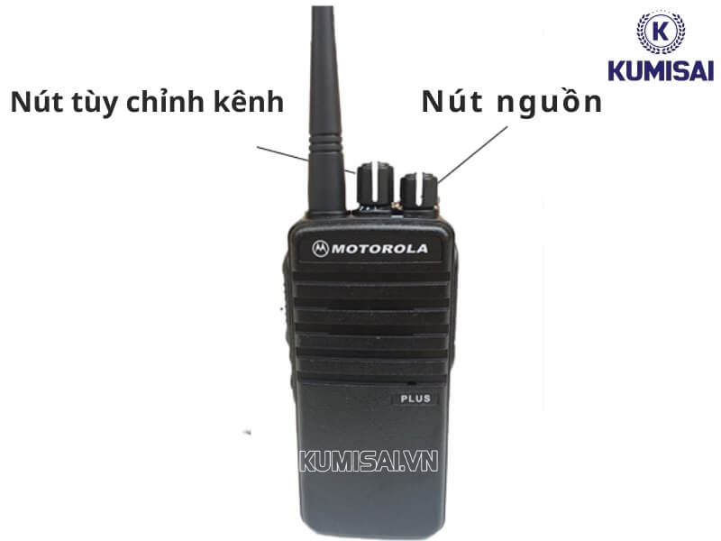 Xoay nút nguồn để khởi động máy