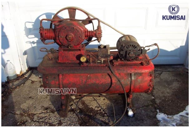 Dùng máy cũ, bình chứa khí bị rò rỉ, hoen gỉ