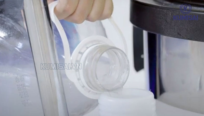 Pha hóa chất máy giặt thảm phun hút