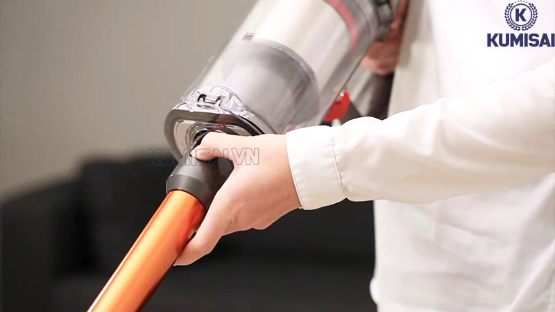 Vệ sinh thanh nối dài của máy hút bụi Dyson cầm tay