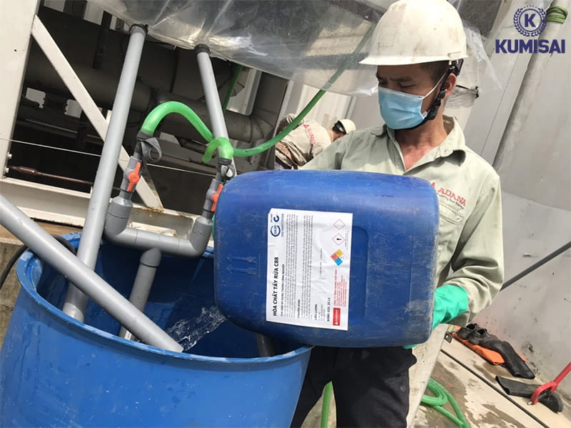 Bổ sung hóa chất để xử lý nước tháp giải nhiệt