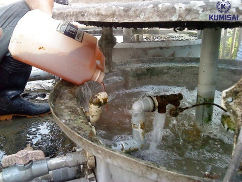 Dùng hóa chất để xử lý nước tháp giải nhiệt