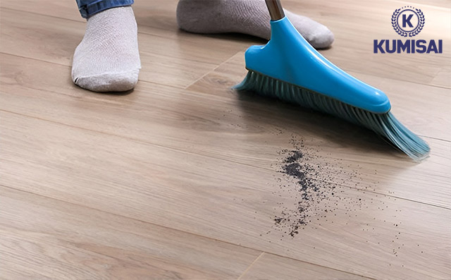 Bạn nên lau dọn sàn nhà thật sạch sẽ trước khi thực hiện việc đánh bóng cho sàn