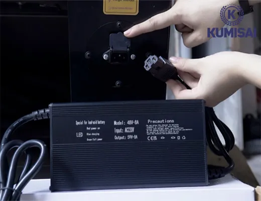 Xe quét rác nhà xưởng ngồi lái Kumisai KMS 1250E - pin lithium - 4