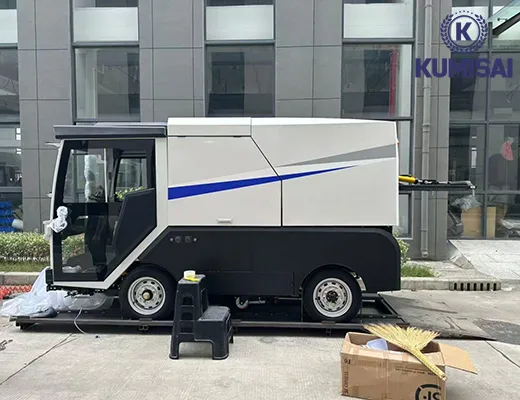 Xe quét rác công nghiệp ngồi lái Kumisai KMS-2000-M (Pin Lithium)