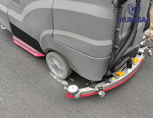 Máy chà sàn ngồi lái Kumisai KMS 245 - 4