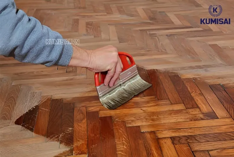 Thực hiện đánh bóng sàn nhà bằng gỗ Thực hiện đánh bóng sàn nhà bằng gỗ