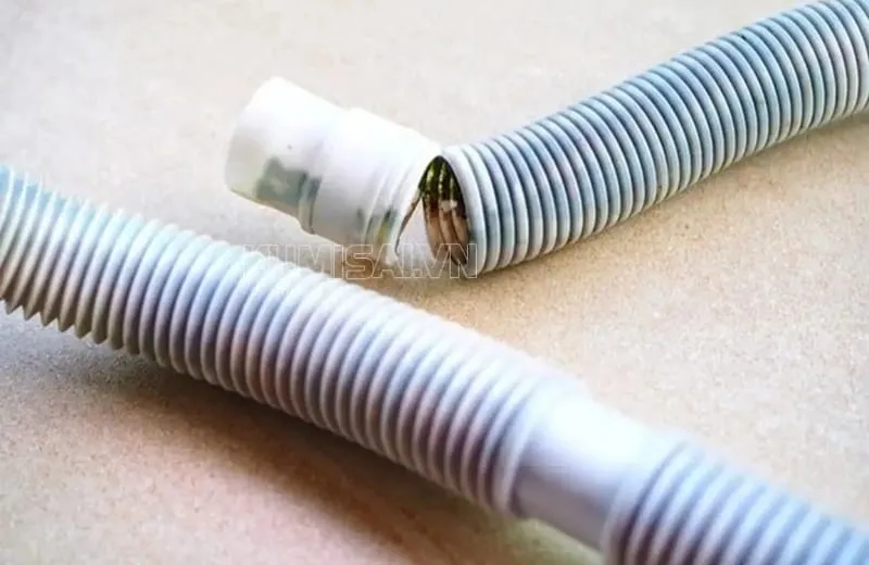 Làm sạch ống xả nước máy hút ẩm Kumisai KMS-138LD Làm sạch ống xả nước máy hút ẩm Kumisai KMS-138LD