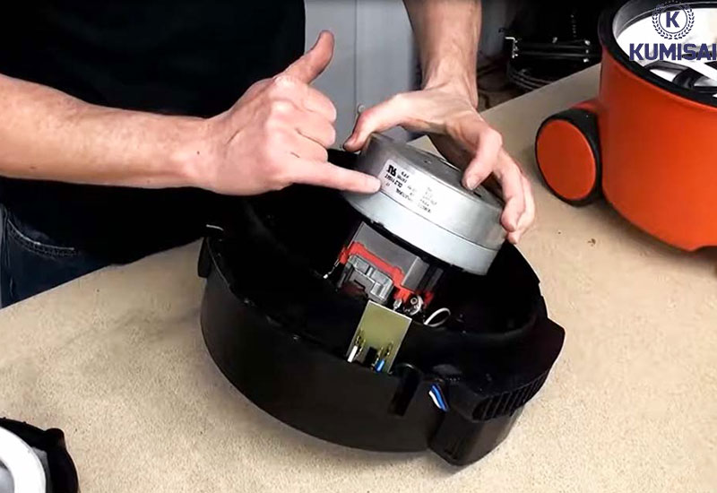 Nhẹ nhàng lấy motor ra khỏi đầu máy hút bụi