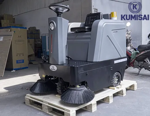 Xe quét rác nhà xưởng ngồi lái Kumisai KMS-1250E