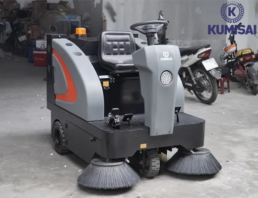 Xe quét rác ngồi lái Kumisai KMS-1350E