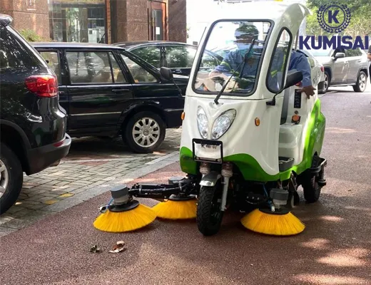Xe quét đường ngồi lái Kumisai KMS 120A - 3