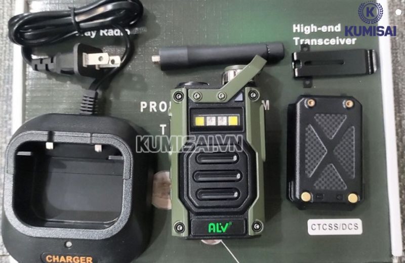 Bộ đàm ALV được trang bị đầy đủ phụ kiện