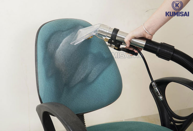 Phun hóa chất lên vết bẩn