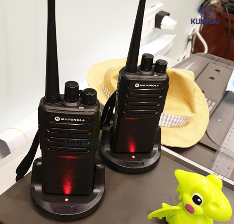 Sạc đầy pin cho máy bộ đàm Motorola GP-358 trước khi dùng