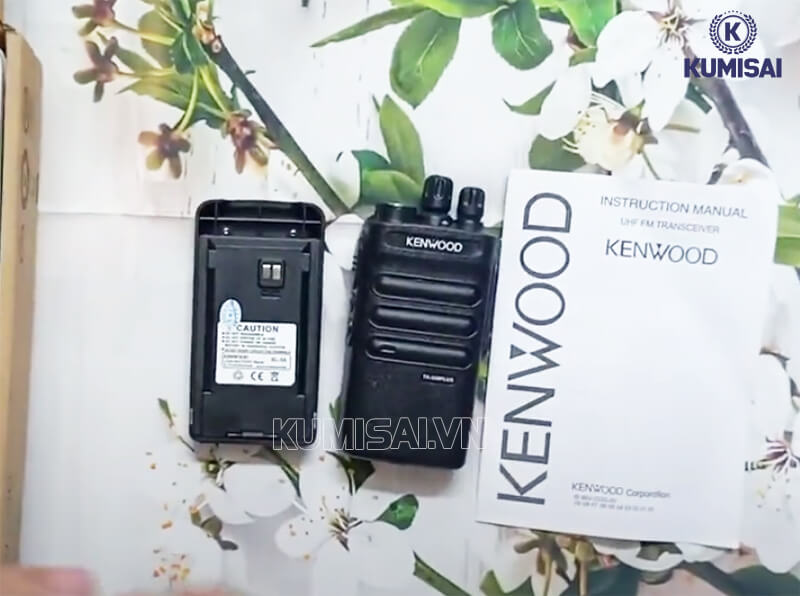 Tháo pin khi không sử dụng bộ đàm 