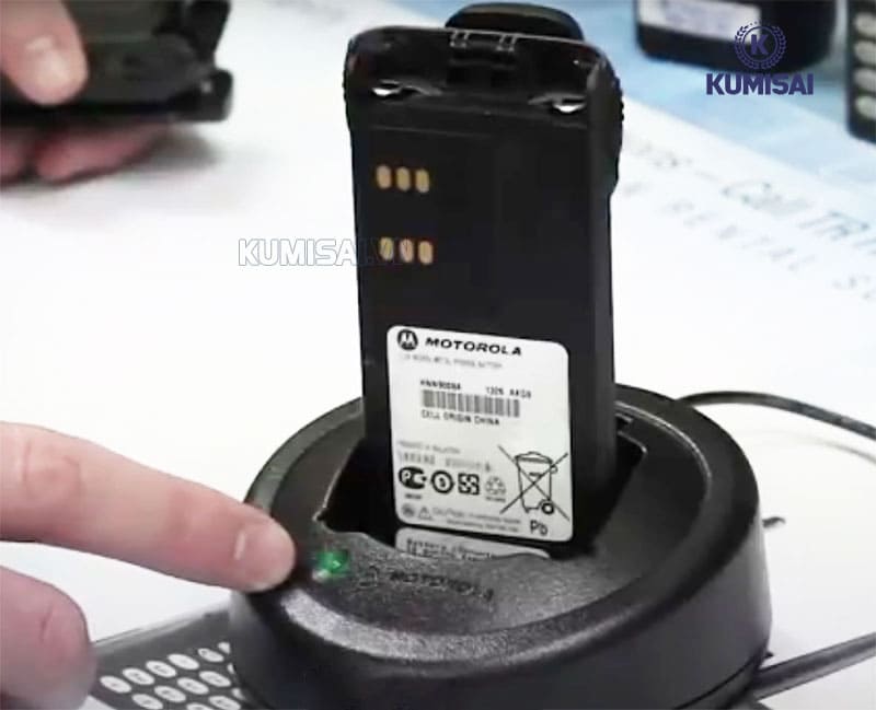 Cách sạc pin bộ đàm Motorola MotoTrbo XiR P6620i đúng chuẩn