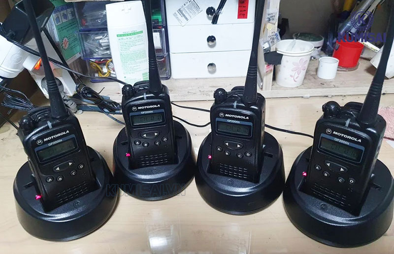 Sạc pin máy bộ đàm Motorola GP2000s đúng cách