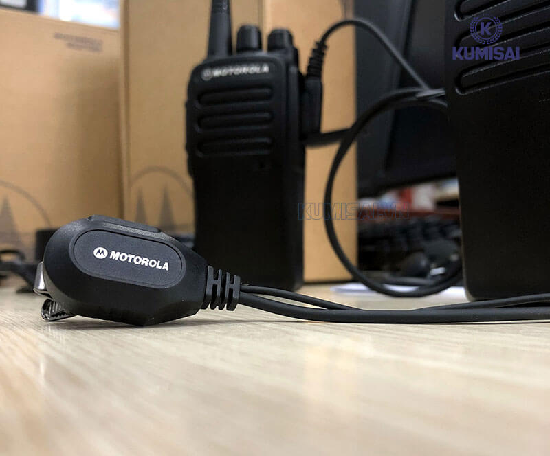 Sạc đầy pin trước khi sử dụng bộ đàm