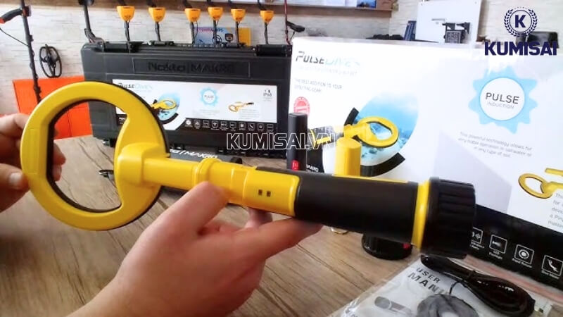 Sạc pin bằng bộ sạc chính hãng 