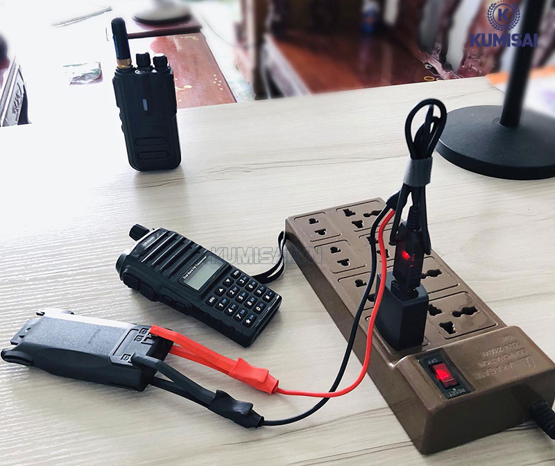 Sạc đầy pin bộ đàm trước khi dùng