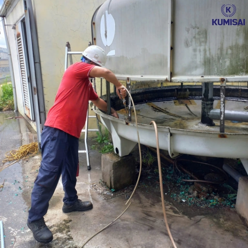 Sau khi vệ sinh, cần xả hết nước thải