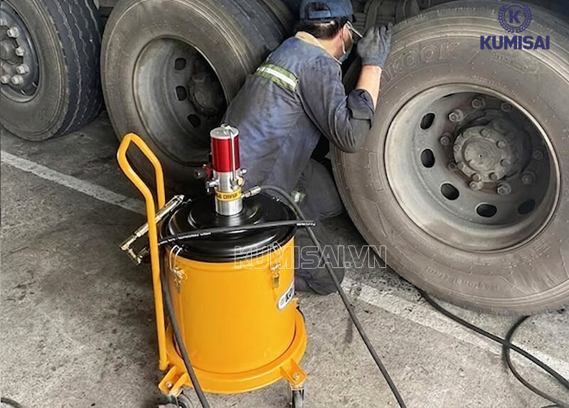Sử dụng máy bơm mỡ sẽ giúp tối ưu thời gian, công sức