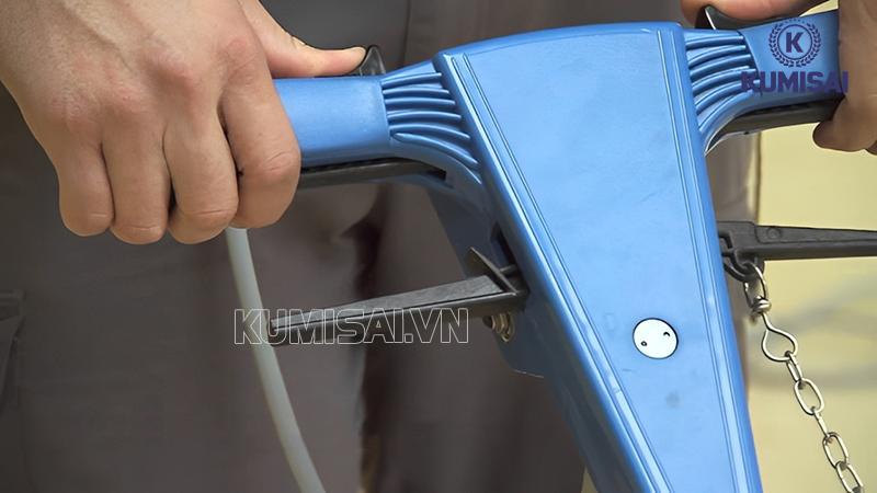 Nâng - hạ cần điều khiển cho phù hợp với chiều cao người dùng