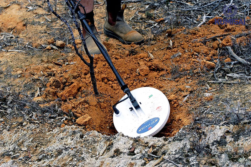 Di chuyển máy dò vàng công nghiệp cầm tay GPX 4500