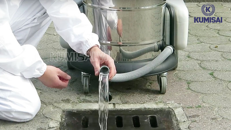 Đổ nước bẩn trong thùng chứa sau khi dùng xong 